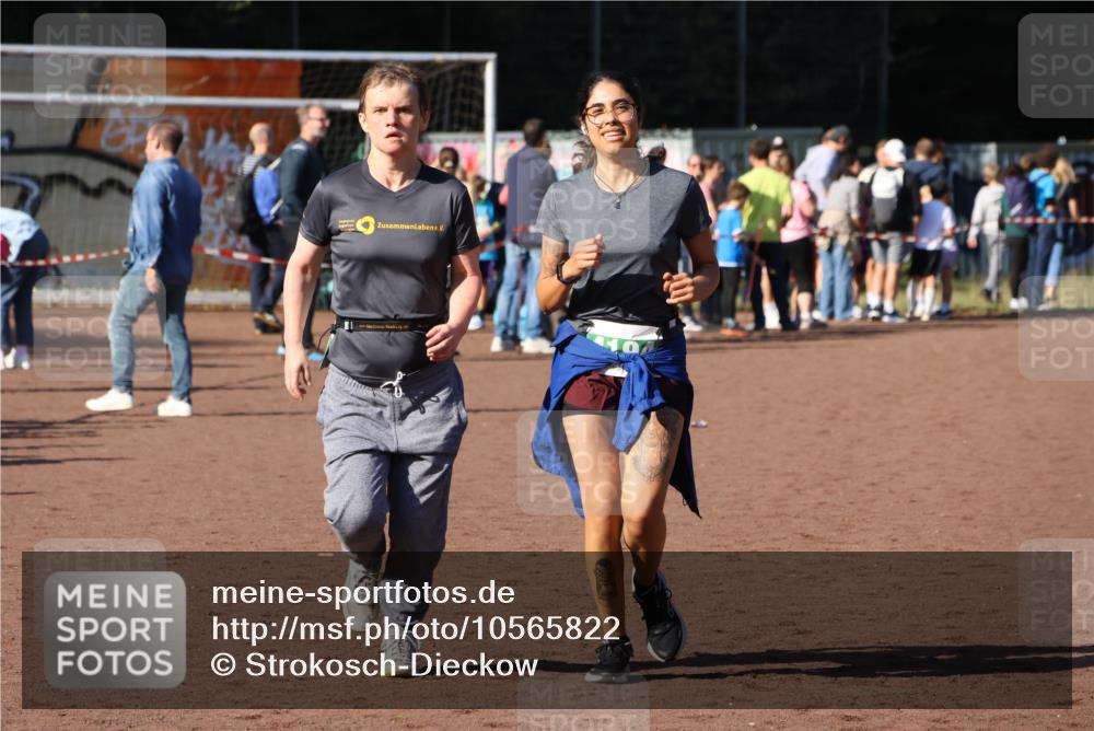 27.09.2026 - 35. Volkslauf durch das schöne Alstertal Strokosch-Dieckow http://msf.ph/oto/10565822 27.09.2026 11:07:24 Ziel 4046, 4184, 4194 meine-sportfotos.de
