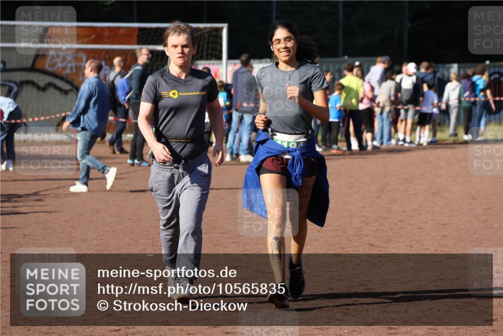 27.09.2026 - 35. Volkslauf durch das schöne Alstertal Strokosch-Dieckow http://msf.ph/oto/10565835 27.09.2026 11:07:24 Ziel 4046, 4184, 4194 meine-sportfotos.de