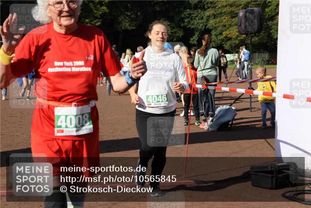 27.09.2026 - 35. Volkslauf durch das schöne Alstertal Strokosch-Dieckow http://msf.ph/oto/10565845 27.09.2026 11:07:22 Ziel 4008, 4045, 4046, 4184, 4194 meine-sportfotos.de