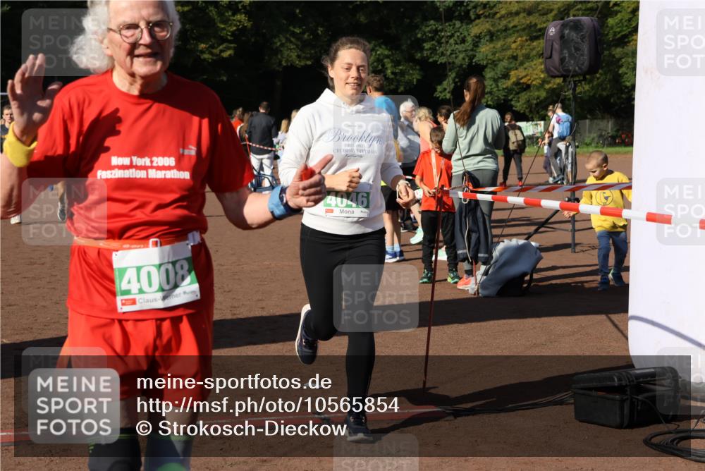 27.09.2026 - 35. Volkslauf durch das schöne Alstertal Strokosch-Dieckow http://msf.ph/oto/10565854 27.09.2026 11:07:22 Ziel 4008, 4045, 4046, 4184, 4194 meine-sportfotos.de