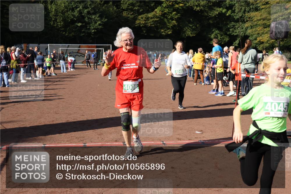 27.09.2026 - 35. Volkslauf durch das schöne Alstertal Strokosch-Dieckow http://msf.ph/oto/10565896 27.09.2026 11:07:20 Ziel 4008, 4045, 4046, 4194 meine-sportfotos.de