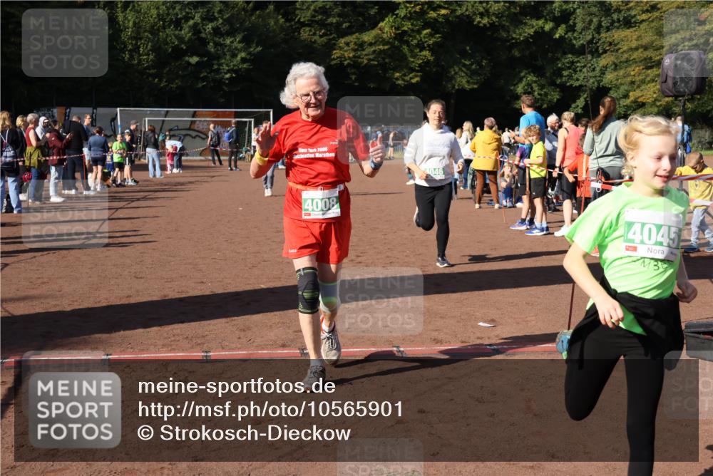 27.09.2026 - 35. Volkslauf durch das schöne Alstertal Strokosch-Dieckow http://msf.ph/oto/10565901 27.09.2026 11:07:20 Ziel 4008, 4045, 4046, 4194 meine-sportfotos.de