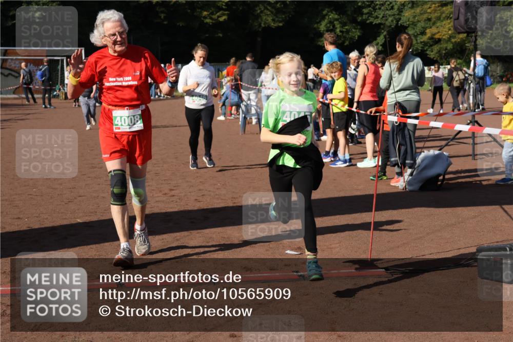 27.09.2026 - 35. Volkslauf durch das schöne Alstertal Strokosch-Dieckow http://msf.ph/oto/10565909 27.09.2026 11:07:19 Ziel 4008, 4045, 4046 meine-sportfotos.de