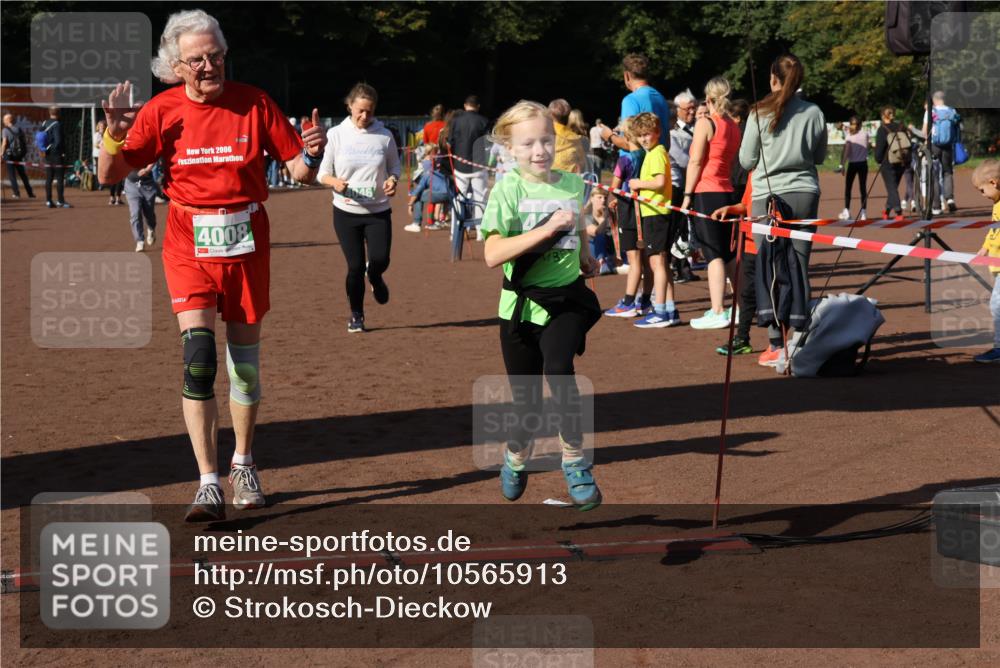 27.09.2026 - 35. Volkslauf durch das schöne Alstertal Strokosch-Dieckow http://msf.ph/oto/10565913 27.09.2026 11:07:19 Ziel 4008, 4045, 4046 meine-sportfotos.de