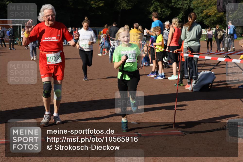 27.09.2026 - 35. Volkslauf durch das schöne Alstertal Strokosch-Dieckow http://msf.ph/oto/10565916 27.09.2026 11:07:19 Ziel 4008, 4045, 4046 meine-sportfotos.de