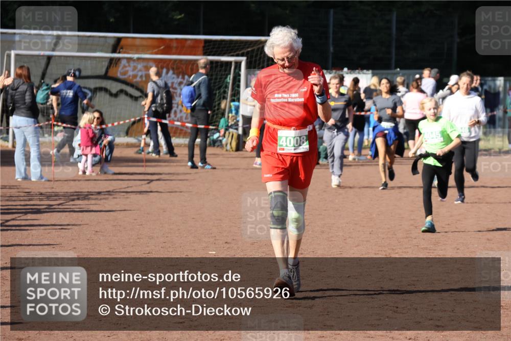 27.09.2026 - 35. Volkslauf durch das schöne Alstertal Strokosch-Dieckow http://msf.ph/oto/10565926 27.09.2026 11:07:15 Ziel 4008, 4045, 4046 meine-sportfotos.de