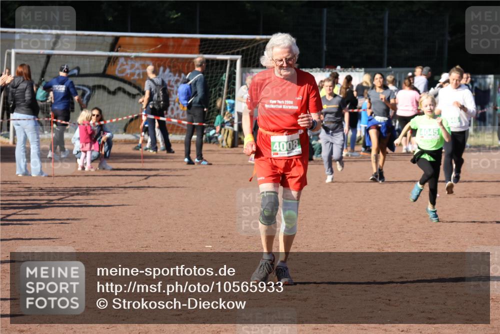 27.09.2026 - 35. Volkslauf durch das schöne Alstertal Strokosch-Dieckow http://msf.ph/oto/10565933 27.09.2026 11:07:15 Ziel 4008, 4045, 4046 meine-sportfotos.de