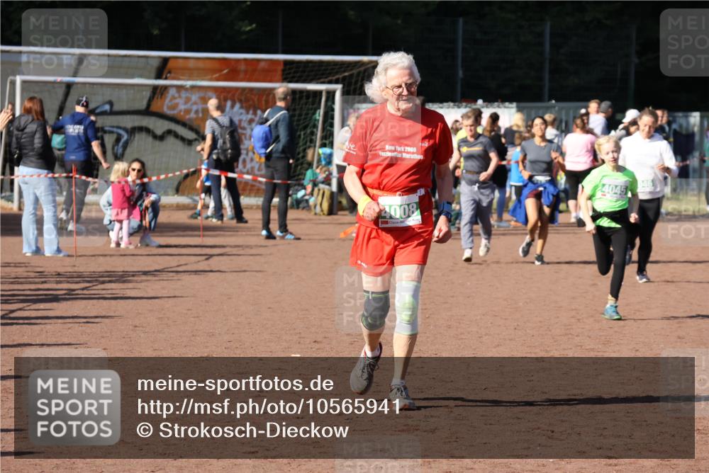 27.09.2026 - 35. Volkslauf durch das schöne Alstertal Strokosch-Dieckow http://msf.ph/oto/10565941 27.09.2026 11:07:15 Ziel 4008, 4045, 4046 meine-sportfotos.de