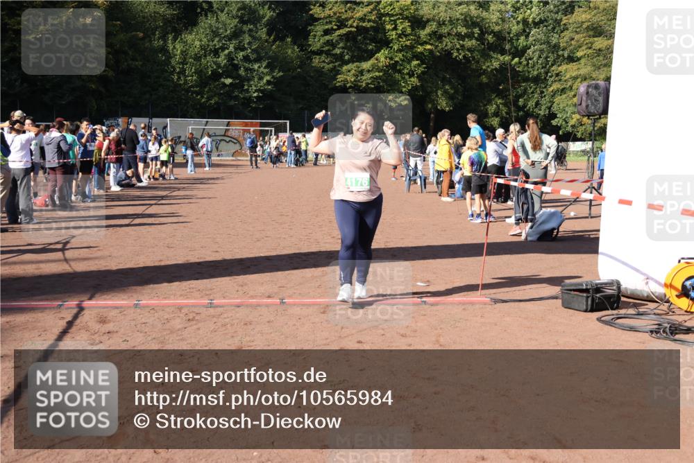 27.09.2026 - 35. Volkslauf durch das schöne Alstertal Strokosch-Dieckow http://msf.ph/oto/10565984 27.09.2026 11:06:21 Ziel 4176 meine-sportfotos.de