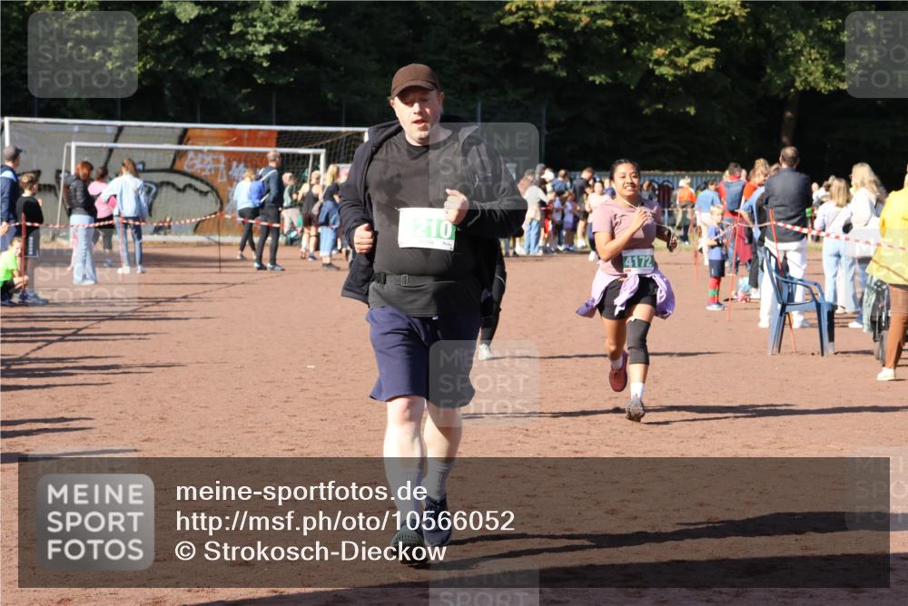 27.09.2026 - 35. Volkslauf durch das schöne Alstertal Strokosch-Dieckow http://msf.ph/oto/10566052 27.09.2026 11:06:04 Ziel 4171, 4172, 4210, 4222 meine-sportfotos.de