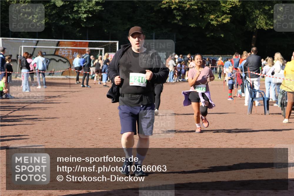 27.09.2026 - 35. Volkslauf durch das schöne Alstertal Strokosch-Dieckow http://msf.ph/oto/10566063 27.09.2026 11:06:04 Ziel 4171, 4172, 4210, 4222 meine-sportfotos.de