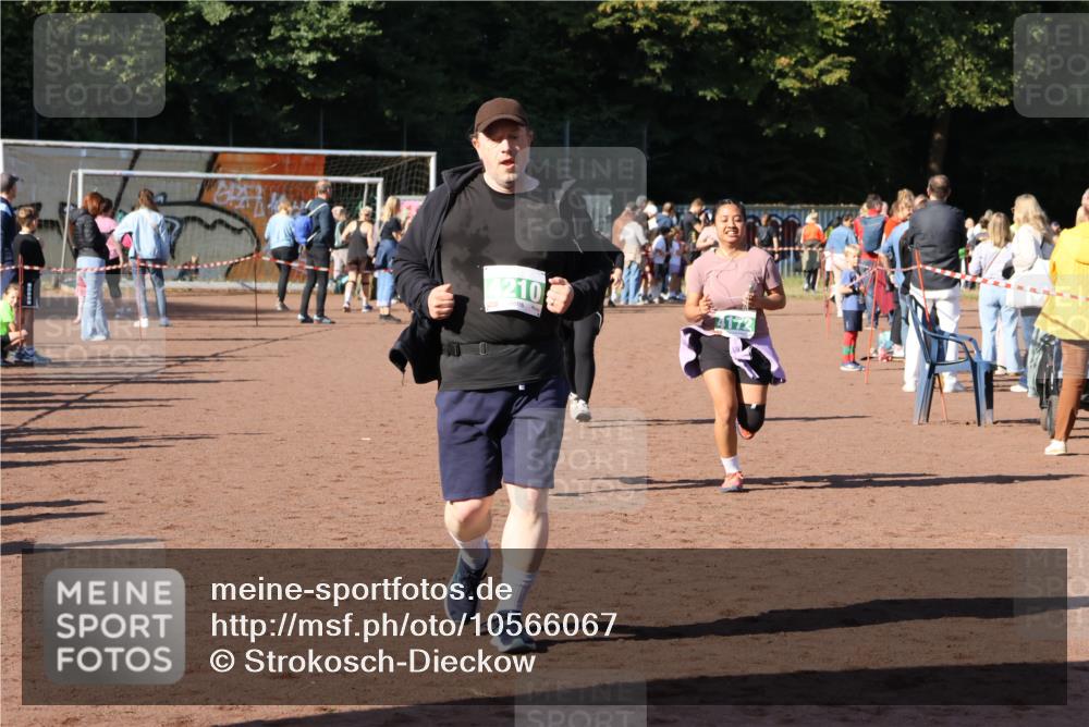 27.09.2026 - 35. Volkslauf durch das schöne Alstertal Strokosch-Dieckow http://msf.ph/oto/10566067 27.09.2026 11:06:04 Ziel 4171, 4172, 4210, 4222 meine-sportfotos.de