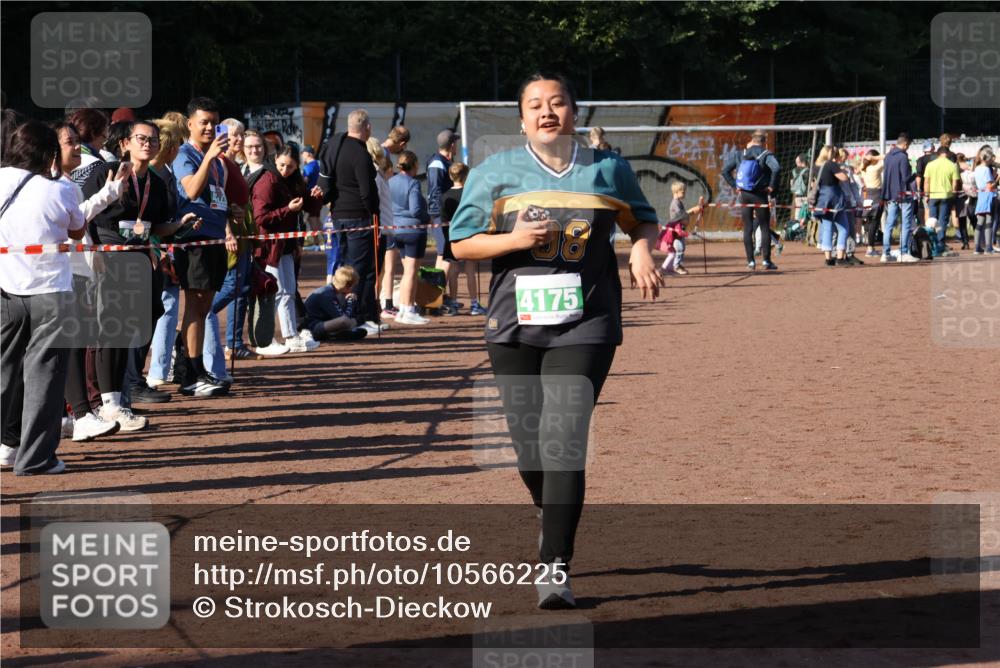 27.09.2026 - 35. Volkslauf durch das schöne Alstertal Strokosch-Dieckow http://msf.ph/oto/10566225 27.09.2026 11:05:22 Ziel 4175 meine-sportfotos.de