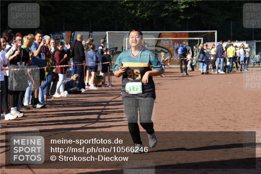 27.09.2026 - 35. Volkslauf durch das schöne Alstertal Strokosch-Dieckow http://msf.ph/oto/10566246 27.09.2026 11:05:22 Ziel 4175 meine-sportfotos.de