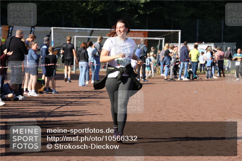 27.09.2026 - 35. Volkslauf durch das schöne Alstertal Strokosch-Dieckow http://msf.ph/oto/10566332 27.09.2026 11:05:07 Ziel 4086 meine-sportfotos.de