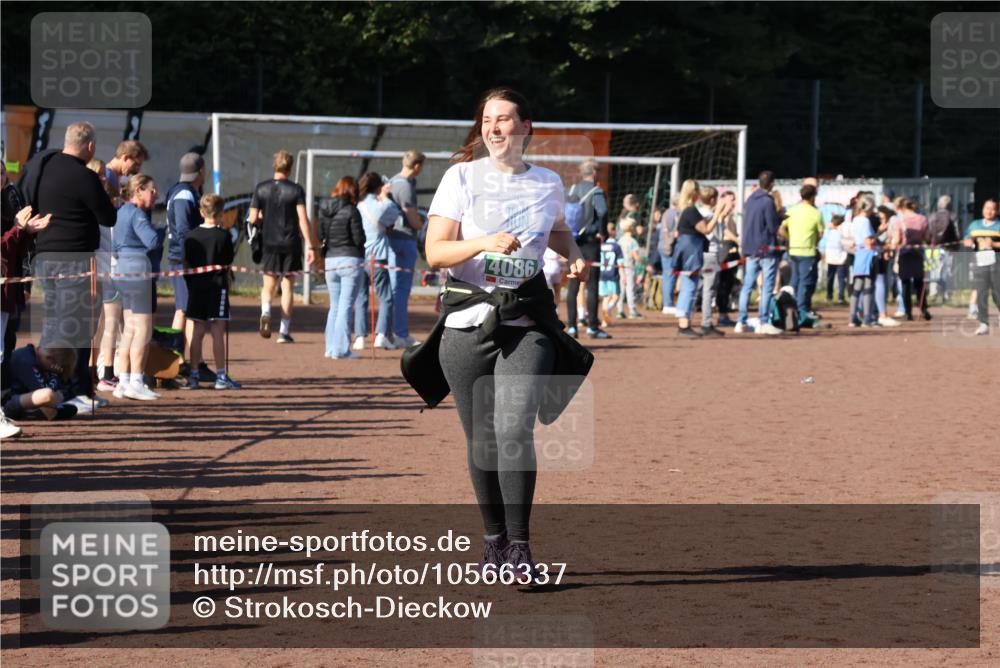 27.09.2026 - 35. Volkslauf durch das schöne Alstertal Strokosch-Dieckow http://msf.ph/oto/10566337 27.09.2026 11:05:07 Ziel 4086 meine-sportfotos.de