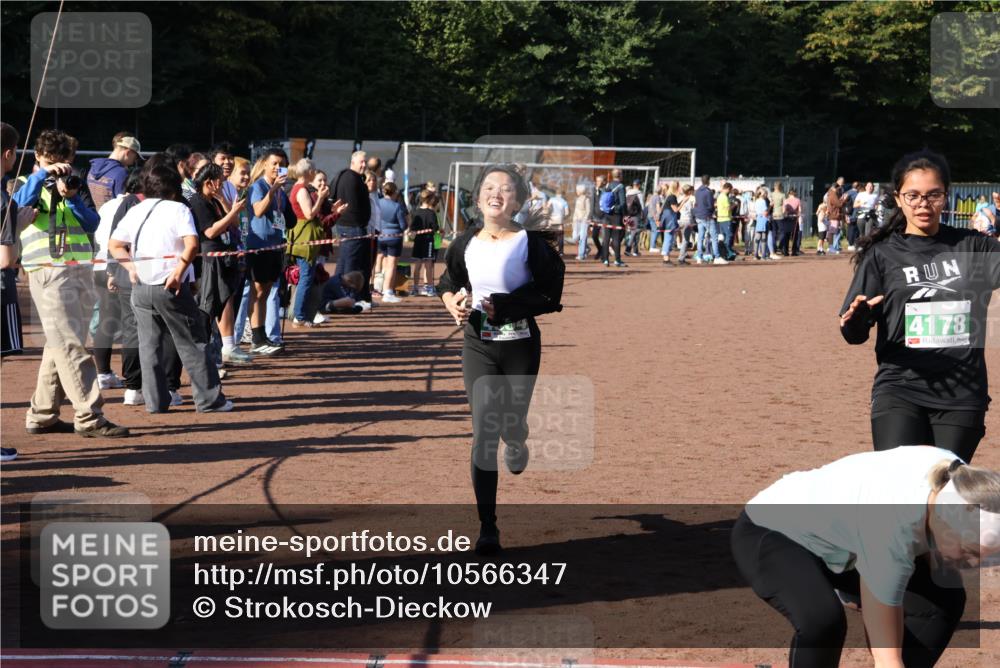27.09.2026 - 35. Volkslauf durch das schöne Alstertal Strokosch-Dieckow http://msf.ph/oto/10566347 27.09.2026 11:04:51 Ziel 4106, 4147, 4178, 4954 meine-sportfotos.de