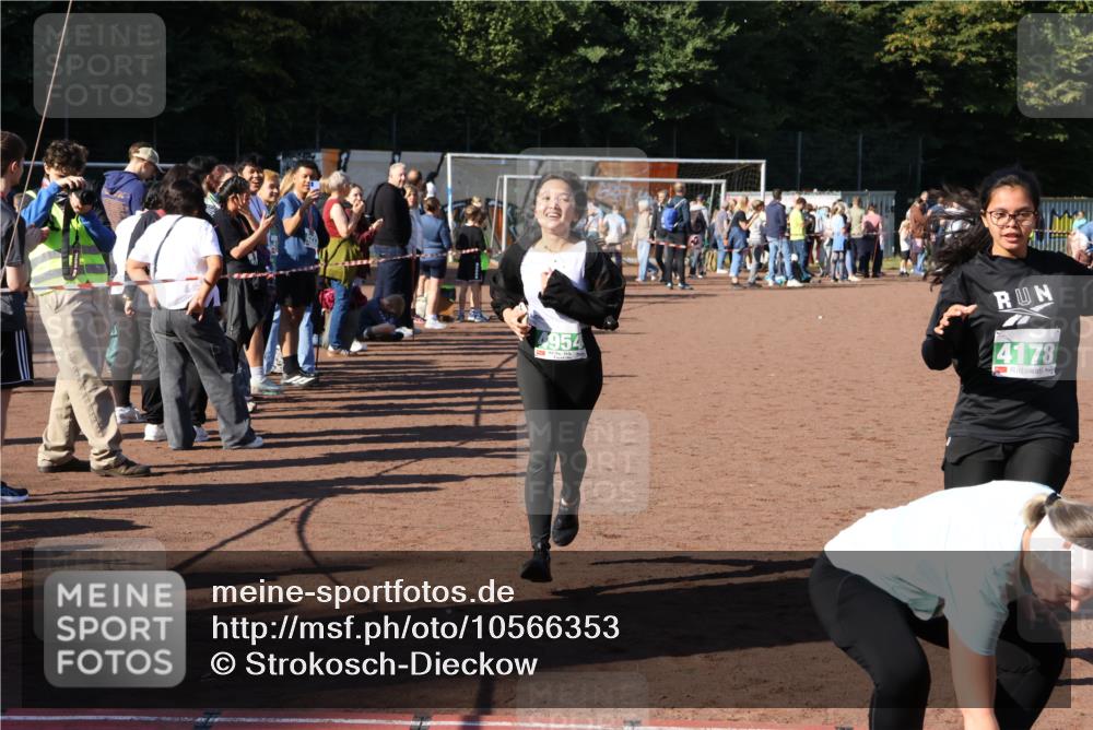 27.09.2026 - 35. Volkslauf durch das schöne Alstertal Strokosch-Dieckow http://msf.ph/oto/10566353 27.09.2026 11:04:51 Ziel 4106, 4147, 4178, 4954 meine-sportfotos.de