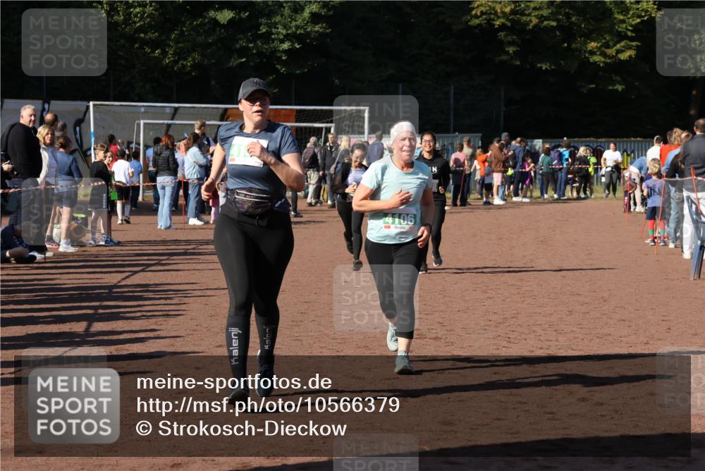 27.09.2026 - 35. Volkslauf durch das schöne Alstertal Strokosch-Dieckow http://msf.ph/oto/10566379 27.09.2026 11:04:47 Ziel 4106, 4147, 4157, 4178, 4954 meine-sportfotos.de