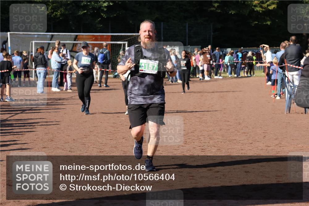 27.09.2026 - 35. Volkslauf durch das schöne Alstertal Strokosch-Dieckow http://msf.ph/oto/10566404 27.09.2026 11:04:42 Ziel 4106, 4146, 4147, 4157, 4178 meine-sportfotos.de