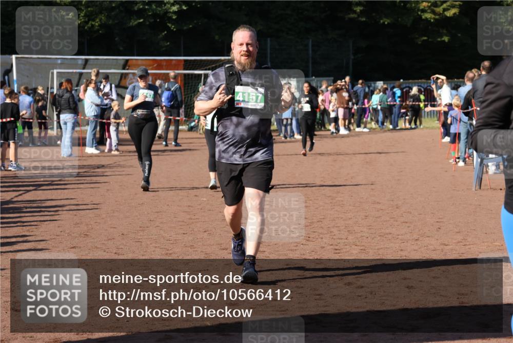 27.09.2026 - 35. Volkslauf durch das schöne Alstertal Strokosch-Dieckow http://msf.ph/oto/10566412 27.09.2026 11:04:42 Ziel 4106, 4146, 4147, 4157, 4178 meine-sportfotos.de