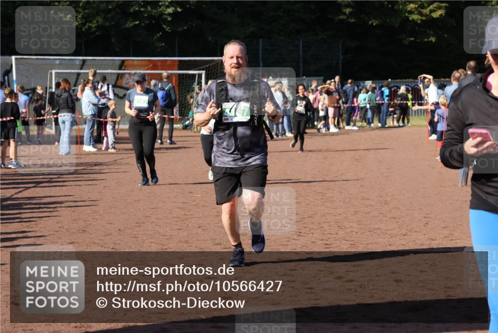 27.09.2026 - 35. Volkslauf durch das schöne Alstertal Strokosch-Dieckow http://msf.ph/oto/10566427 27.09.2026 11:04:42 Ziel 4106, 4146, 4147, 4157, 4178 meine-sportfotos.de