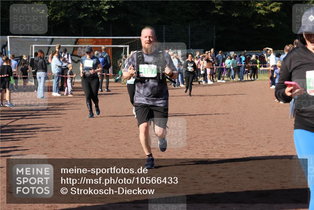 27.09.2026 - 35. Volkslauf durch das schöne Alstertal Strokosch-Dieckow http://msf.ph/oto/10566433 27.09.2026 11:04:42 Ziel 4106, 4146, 4147, 4157, 4178 meine-sportfotos.de