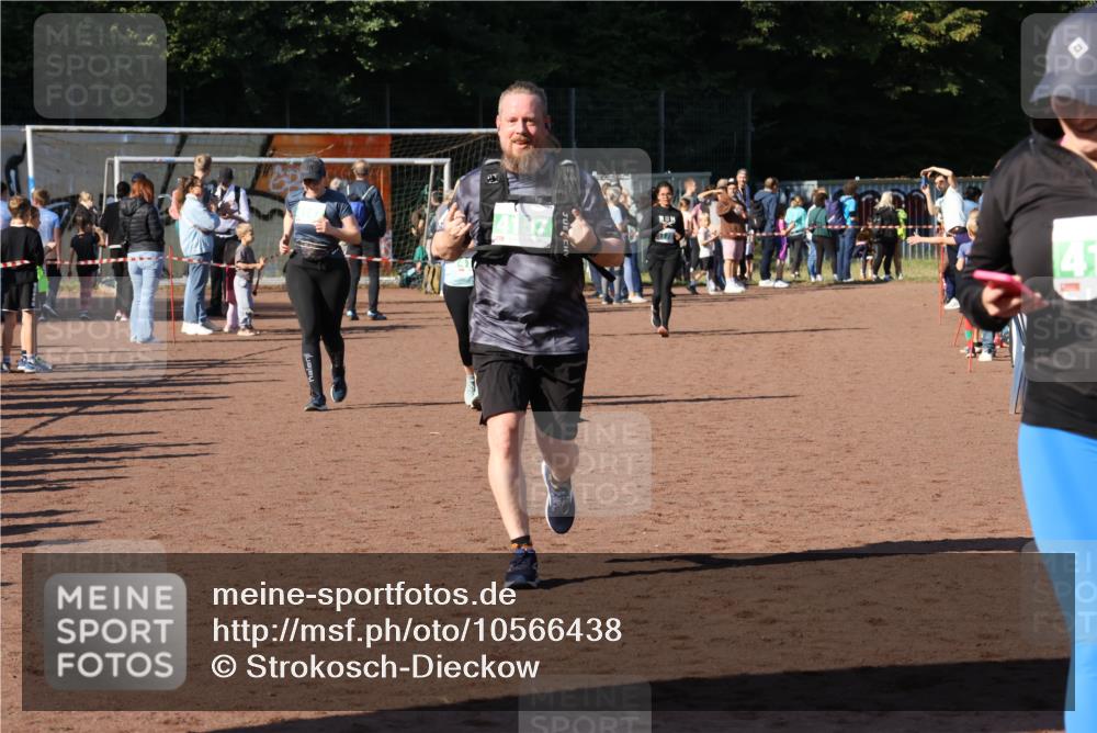 27.09.2026 - 35. Volkslauf durch das schöne Alstertal Strokosch-Dieckow http://msf.ph/oto/10566438 27.09.2026 11:04:42 Ziel 4106, 4146, 4147, 4157, 4178 meine-sportfotos.de