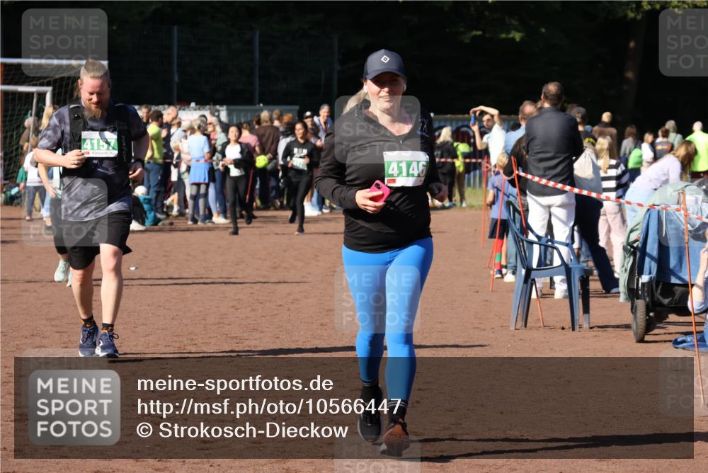 27.09.2026 - 35. Volkslauf durch das schöne Alstertal Strokosch-Dieckow http://msf.ph/oto/10566447 27.09.2026 11:04:39 Ziel 4146, 4157 meine-sportfotos.de
