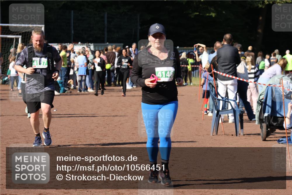 27.09.2026 - 35. Volkslauf durch das schöne Alstertal Strokosch-Dieckow http://msf.ph/oto/10566451 27.09.2026 11:04:39 Ziel 4146, 4157 meine-sportfotos.de