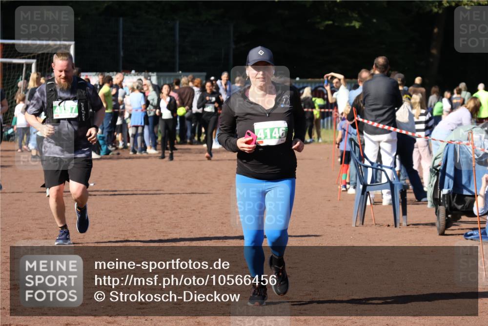27.09.2026 - 35. Volkslauf durch das schöne Alstertal Strokosch-Dieckow http://msf.ph/oto/10566456 27.09.2026 11:04:39 Ziel 4146, 4157 meine-sportfotos.de