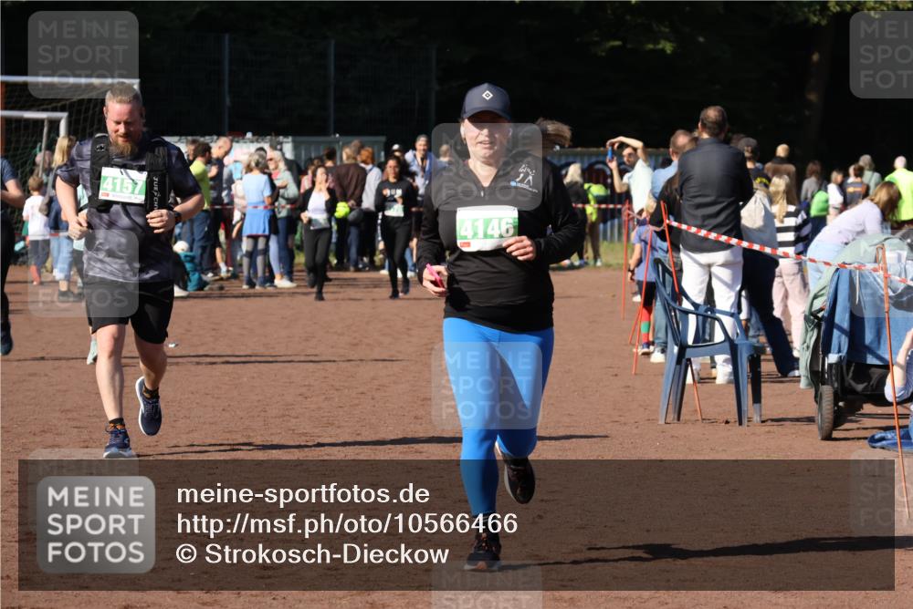 27.09.2026 - 35. Volkslauf durch das schöne Alstertal Strokosch-Dieckow http://msf.ph/oto/10566466 27.09.2026 11:04:39 Ziel 4146, 4157 meine-sportfotos.de