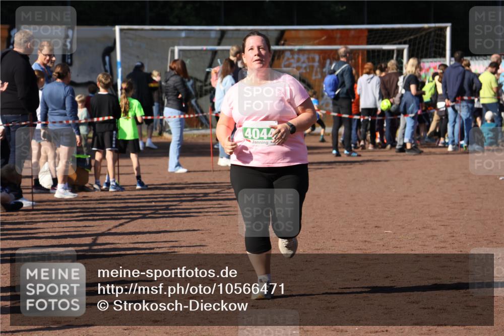 27.09.2026 - 35. Volkslauf durch das schöne Alstertal Strokosch-Dieckow http://msf.ph/oto/10566471 27.09.2026 11:04:20 Ziel 4044 meine-sportfotos.de