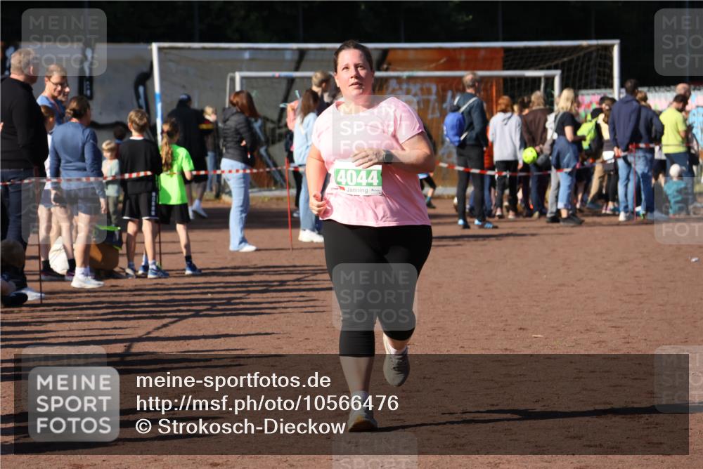 27.09.2026 - 35. Volkslauf durch das schöne Alstertal Strokosch-Dieckow http://msf.ph/oto/10566476 27.09.2026 11:04:20 Ziel 4044 meine-sportfotos.de