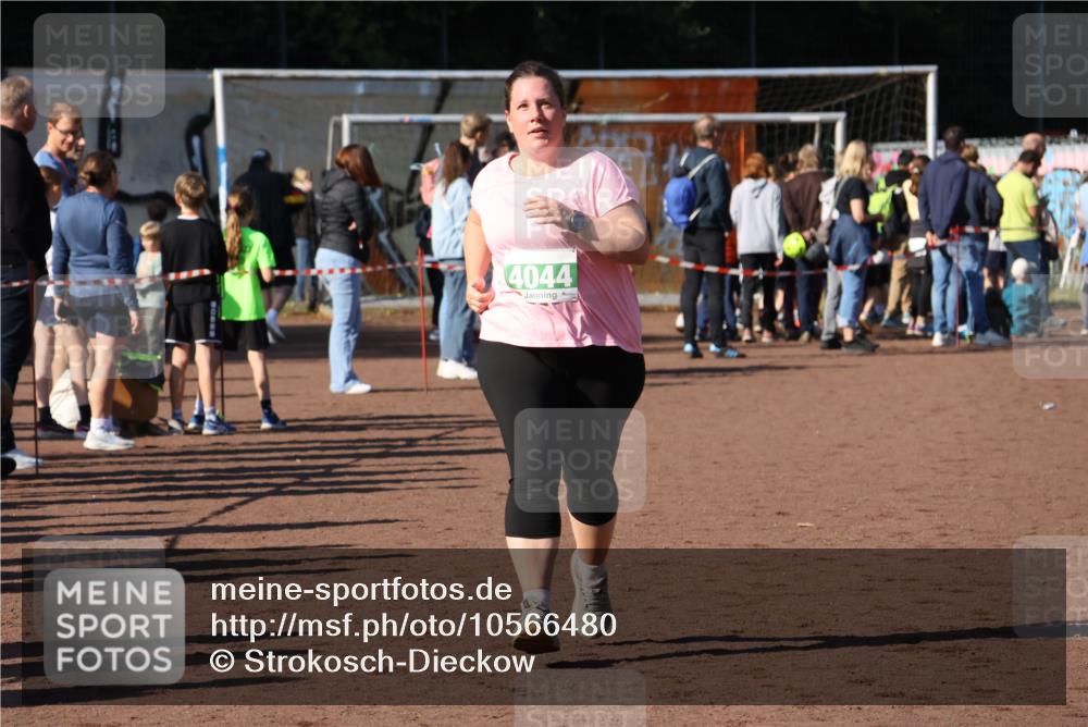 27.09.2026 - 35. Volkslauf durch das schöne Alstertal Strokosch-Dieckow http://msf.ph/oto/10566480 27.09.2026 11:04:20 Ziel 4044 meine-sportfotos.de