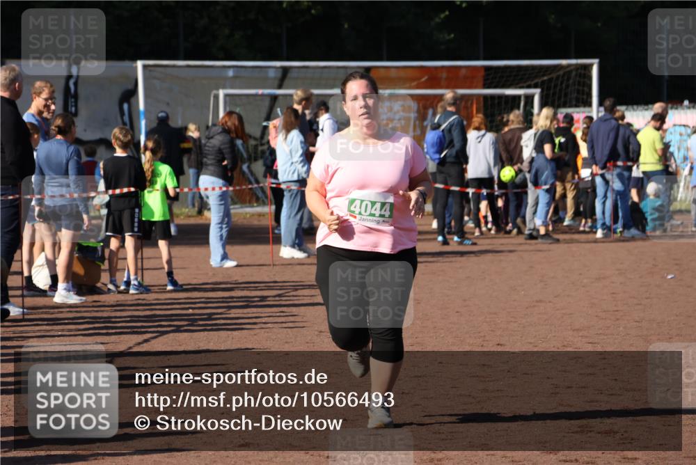 27.09.2026 - 35. Volkslauf durch das schöne Alstertal Strokosch-Dieckow http://msf.ph/oto/10566493 27.09.2026 11:04:20 Ziel 4044 meine-sportfotos.de