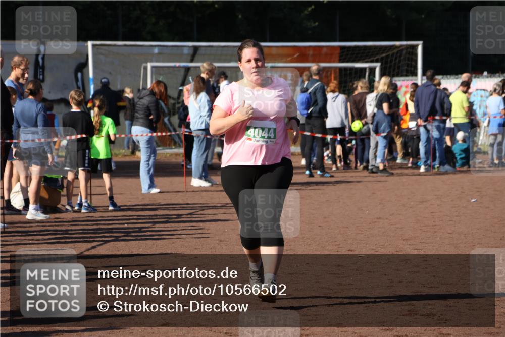 27.09.2026 - 35. Volkslauf durch das schöne Alstertal Strokosch-Dieckow http://msf.ph/oto/10566502 27.09.2026 11:04:20 Ziel 4044 meine-sportfotos.de