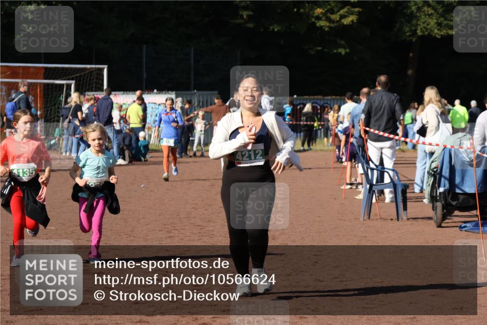 27.09.2026 - 35. Volkslauf durch das schöne Alstertal Strokosch-Dieckow http://msf.ph/oto/10566624 27.09.2026 11:03:43 Ziel 4135, 4212, 4950, 4961 meine-sportfotos.de