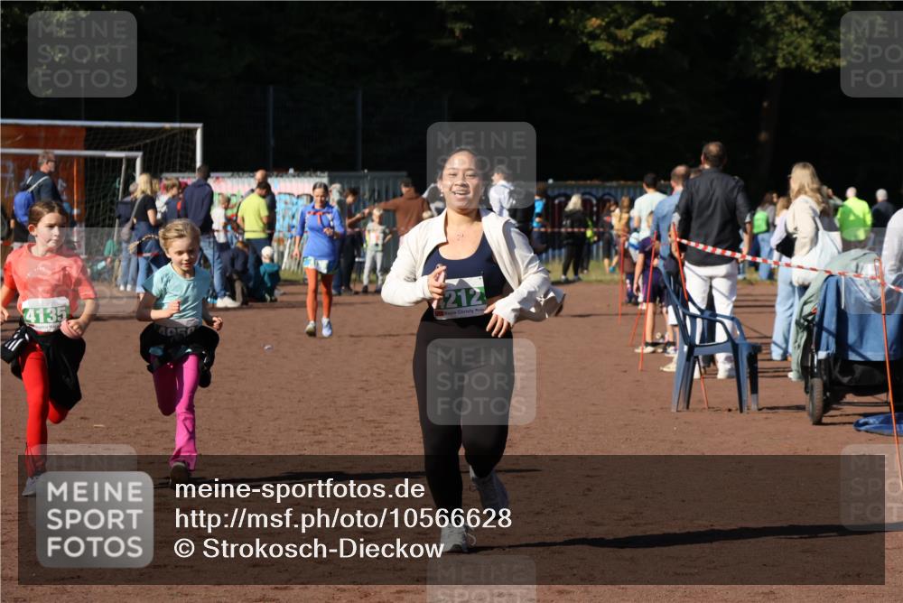 27.09.2026 - 35. Volkslauf durch das schöne Alstertal Strokosch-Dieckow http://msf.ph/oto/10566628 27.09.2026 11:03:43 Ziel 4135, 4212, 4950, 4961 meine-sportfotos.de