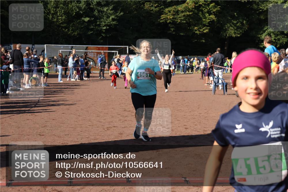 27.09.2026 - 35. Volkslauf durch das schöne Alstertal Strokosch-Dieckow http://msf.ph/oto/10566641 27.09.2026 11:03:39 Ziel 4135, 4156, 4212, 4950, 4961 meine-sportfotos.de