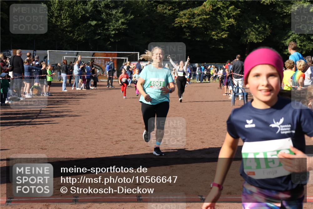 27.09.2026 - 35. Volkslauf durch das schöne Alstertal Strokosch-Dieckow http://msf.ph/oto/10566647 27.09.2026 11:03:39 Ziel 4135, 4156, 4212, 4950, 4961 meine-sportfotos.de