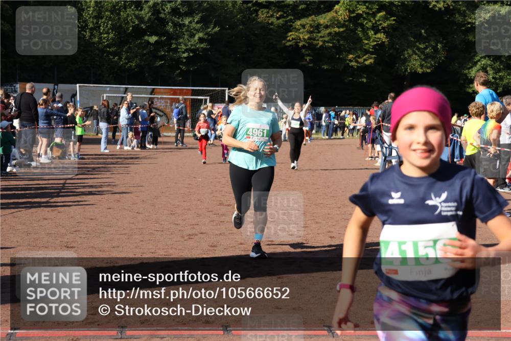 27.09.2026 - 35. Volkslauf durch das schöne Alstertal Strokosch-Dieckow http://msf.ph/oto/10566652 27.09.2026 11:03:39 Ziel 4135, 4156, 4212, 4950, 4961 meine-sportfotos.de