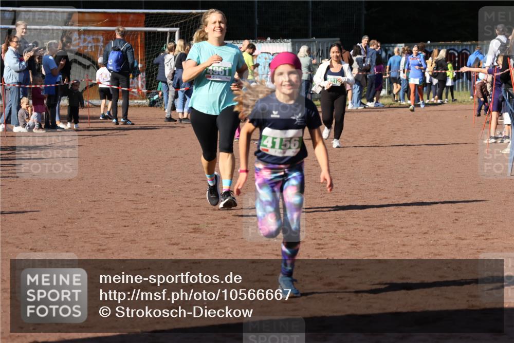 27.09.2026 - 35. Volkslauf durch das schöne Alstertal Strokosch-Dieckow http://msf.ph/oto/10566667 27.09.2026 11:03:37 Ziel 4135, 4156, 4212, 4961 meine-sportfotos.de
