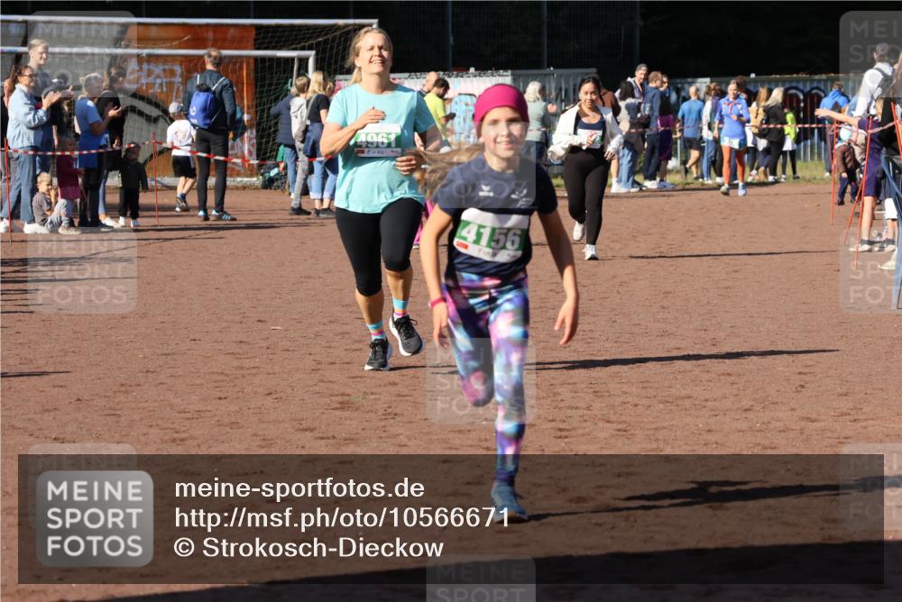 27.09.2026 - 35. Volkslauf durch das schöne Alstertal Strokosch-Dieckow http://msf.ph/oto/10566671 27.09.2026 11:03:37 Ziel 4135, 4156, 4212, 4961 meine-sportfotos.de