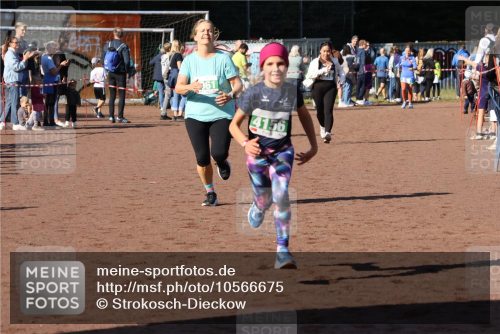 27.09.2026 - 35. Volkslauf durch das schöne Alstertal Strokosch-Dieckow http://msf.ph/oto/10566675 27.09.2026 11:03:37 Ziel 4135, 4156, 4212, 4961 meine-sportfotos.de