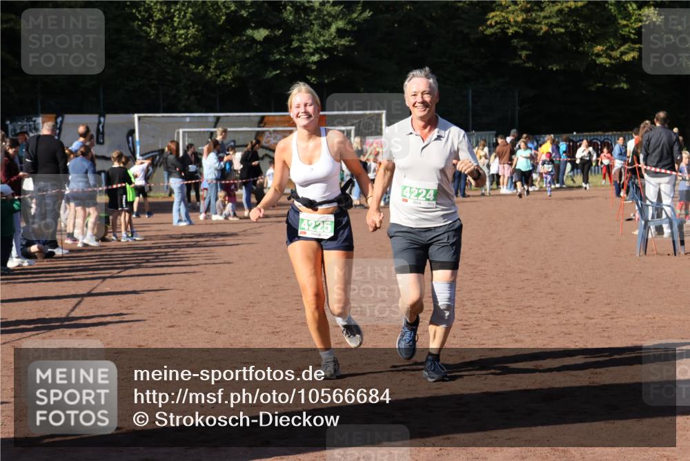 27.09.2026 - 35. Volkslauf durch das schöne Alstertal Strokosch-Dieckow http://msf.ph/oto/10566684 27.09.2026 11:03:29 Ziel 4156, 4224, 4225 meine-sportfotos.de