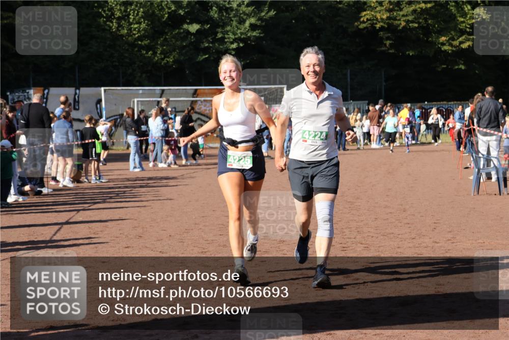 27.09.2026 - 35. Volkslauf durch das schöne Alstertal Strokosch-Dieckow http://msf.ph/oto/10566693 27.09.2026 11:03:28 Ziel 4224, 4225 meine-sportfotos.de
