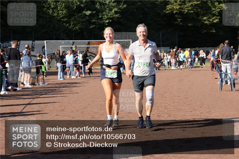 27.09.2026 - 35. Volkslauf durch das schöne Alstertal Strokosch-Dieckow http://msf.ph/oto/10566703 27.09.2026 11:03:28 Ziel 4224, 4225 meine-sportfotos.de