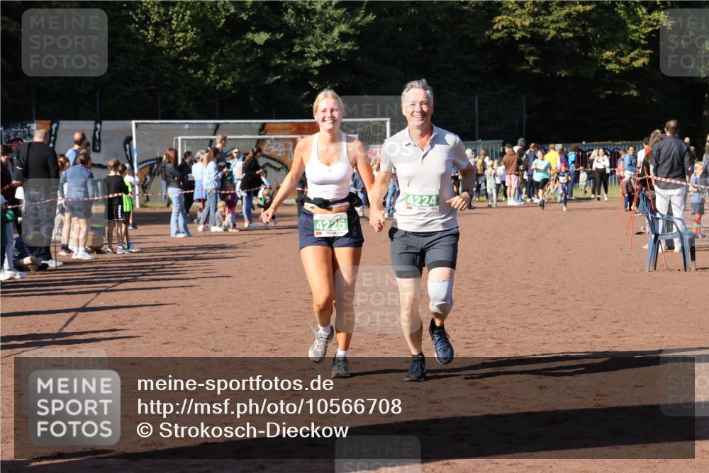 27.09.2026 - 35. Volkslauf durch das schöne Alstertal Strokosch-Dieckow http://msf.ph/oto/10566708 27.09.2026 11:03:28 Ziel 4224, 4225 meine-sportfotos.de