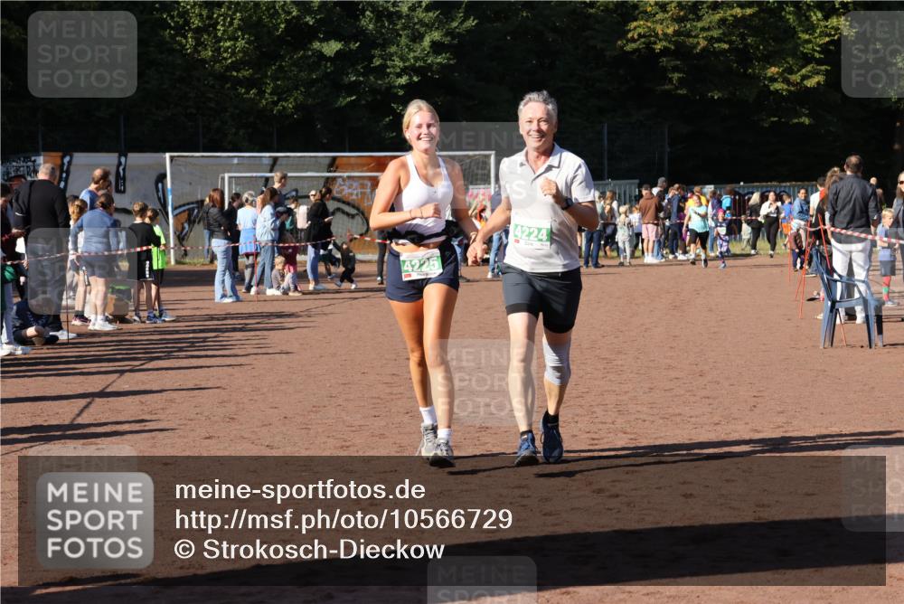 27.09.2026 - 35. Volkslauf durch das schöne Alstertal Strokosch-Dieckow http://msf.ph/oto/10566729 27.09.2026 11:03:28 Ziel 4224, 4225 meine-sportfotos.de